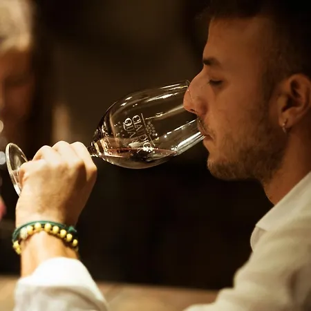 فندق مبيت وإفطار Cantina Moros & Bottle Guagnano